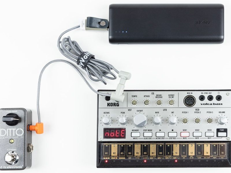 Cable myVolts Crazy Chain alimentando un Korg volca y un pedal desde una batería USB