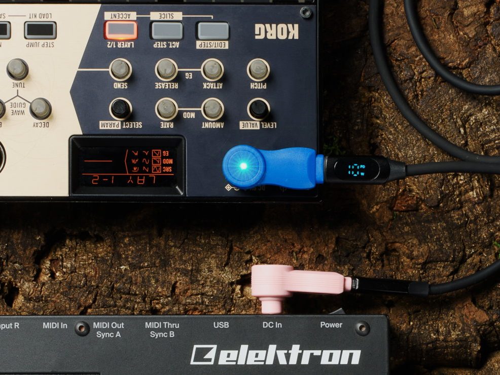 Adaptadores myVolts Step Up alimentando un sintetizador Korg y una caja Elektron