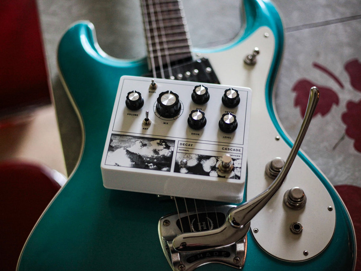 Pedal Decay Cascade sobre una guitarra eléctrica verde azulado