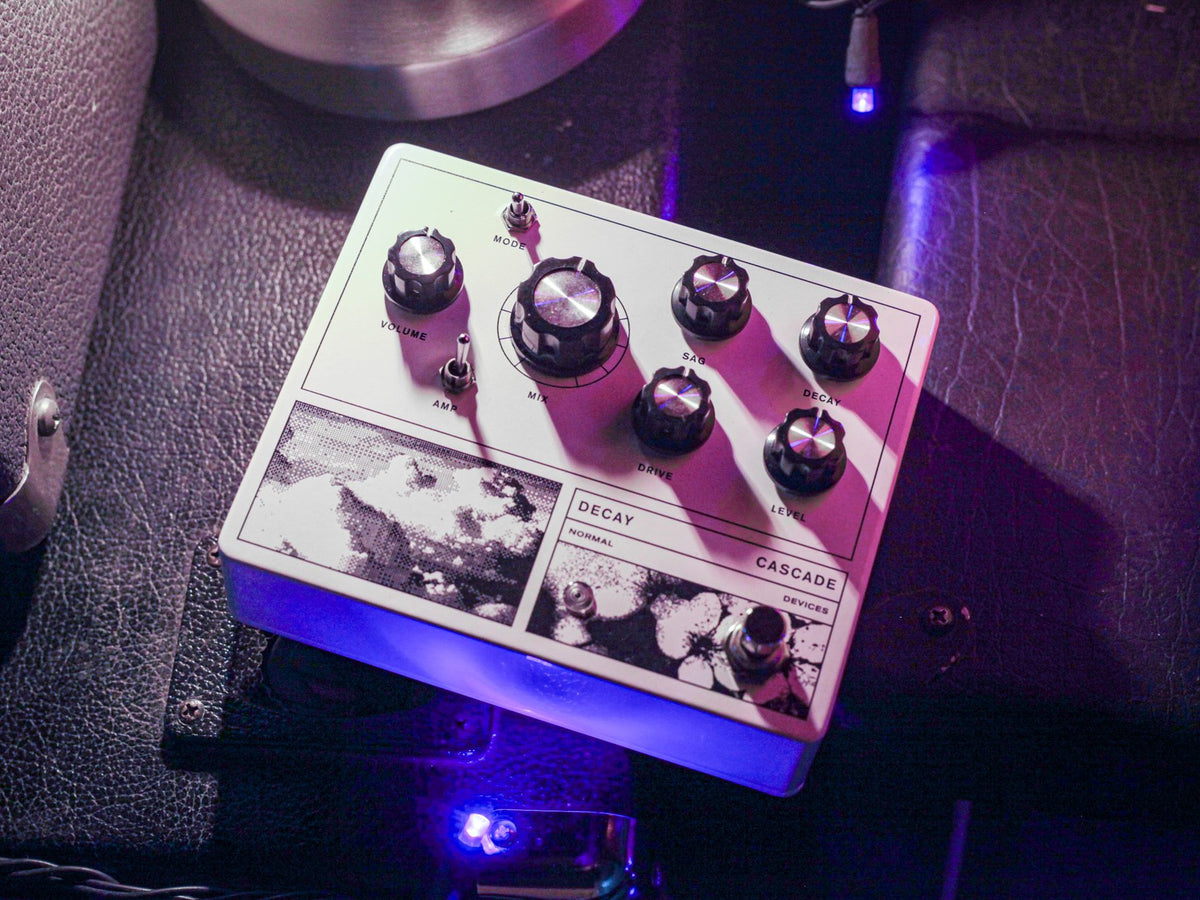 Pedal Decay Cascade bajo luz morada sobre un amplificador
