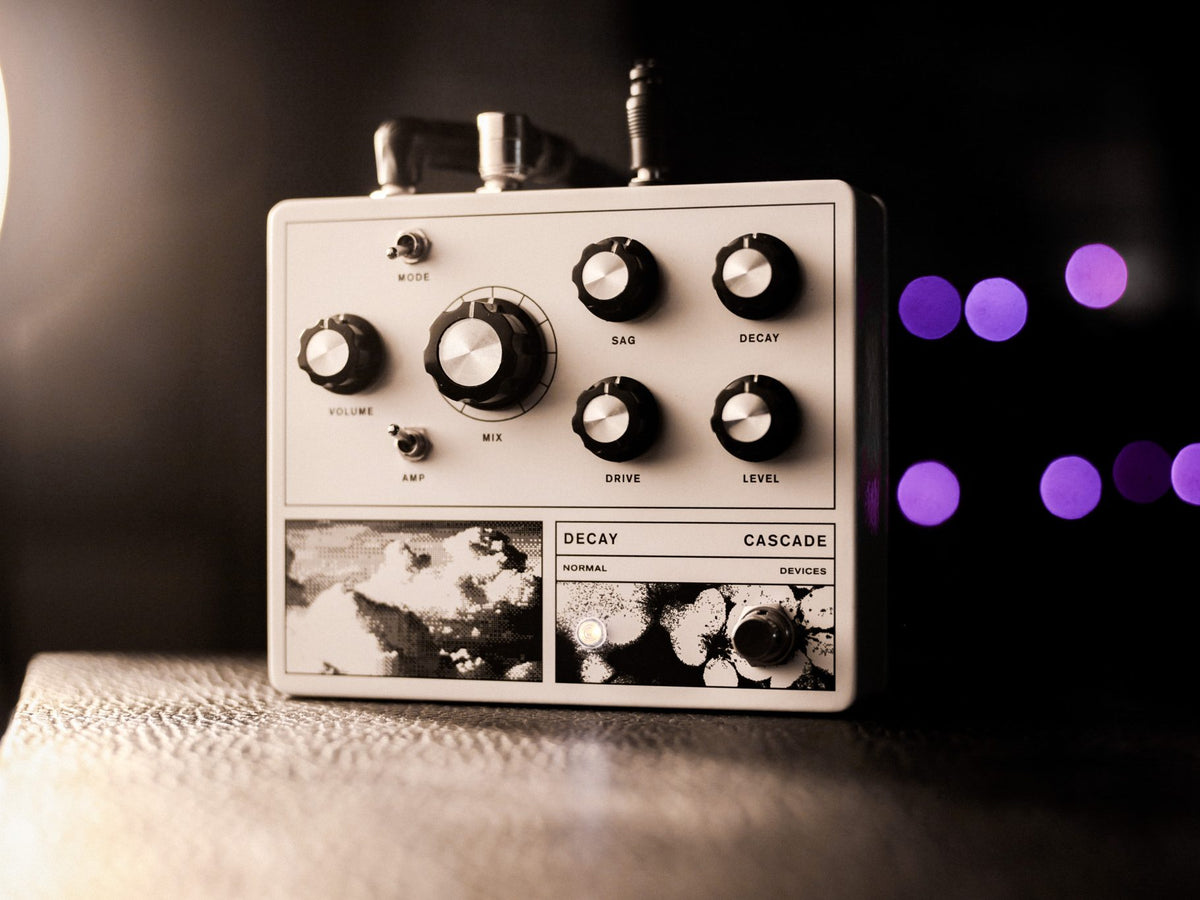 Pedal Decay Cascade junto a luces moradas desenfocadas