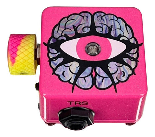 Pedal Brainz 3rd Eye rosado visto de frente, con el ojo y su sensor de luz al centro y el jack TRS abajo