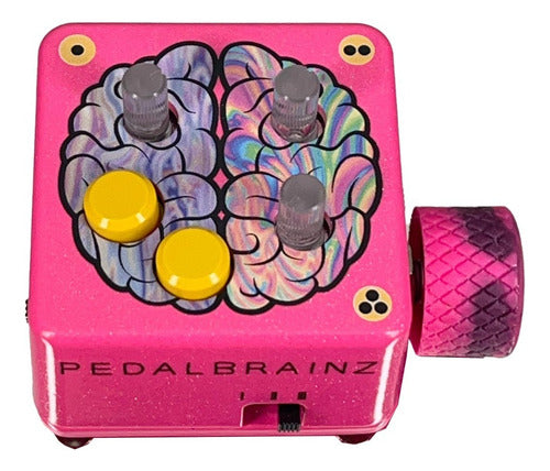 Pedal Brainz Left Brain rosado visto desde arriba, con perillas transparentes, dos botones amarillos y la perilla Scale al costado