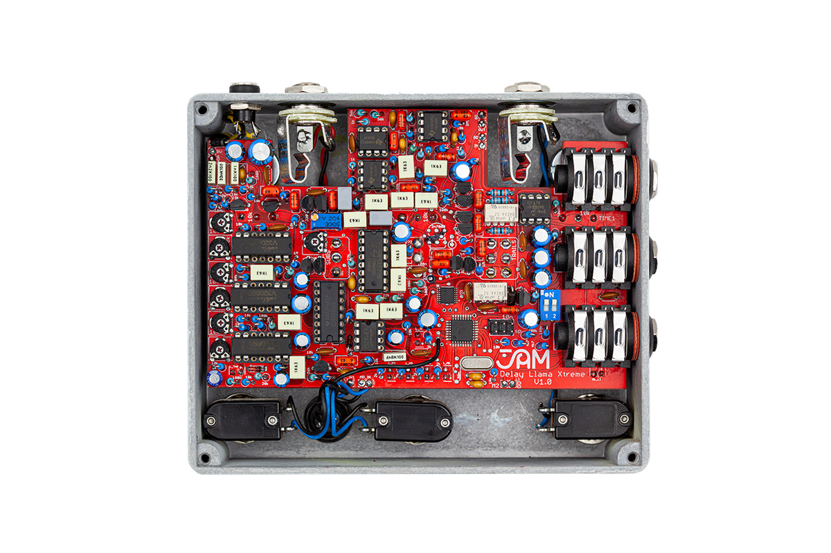 Interior del JAM Pedals Delay Llama XTREME con su placa de circuito