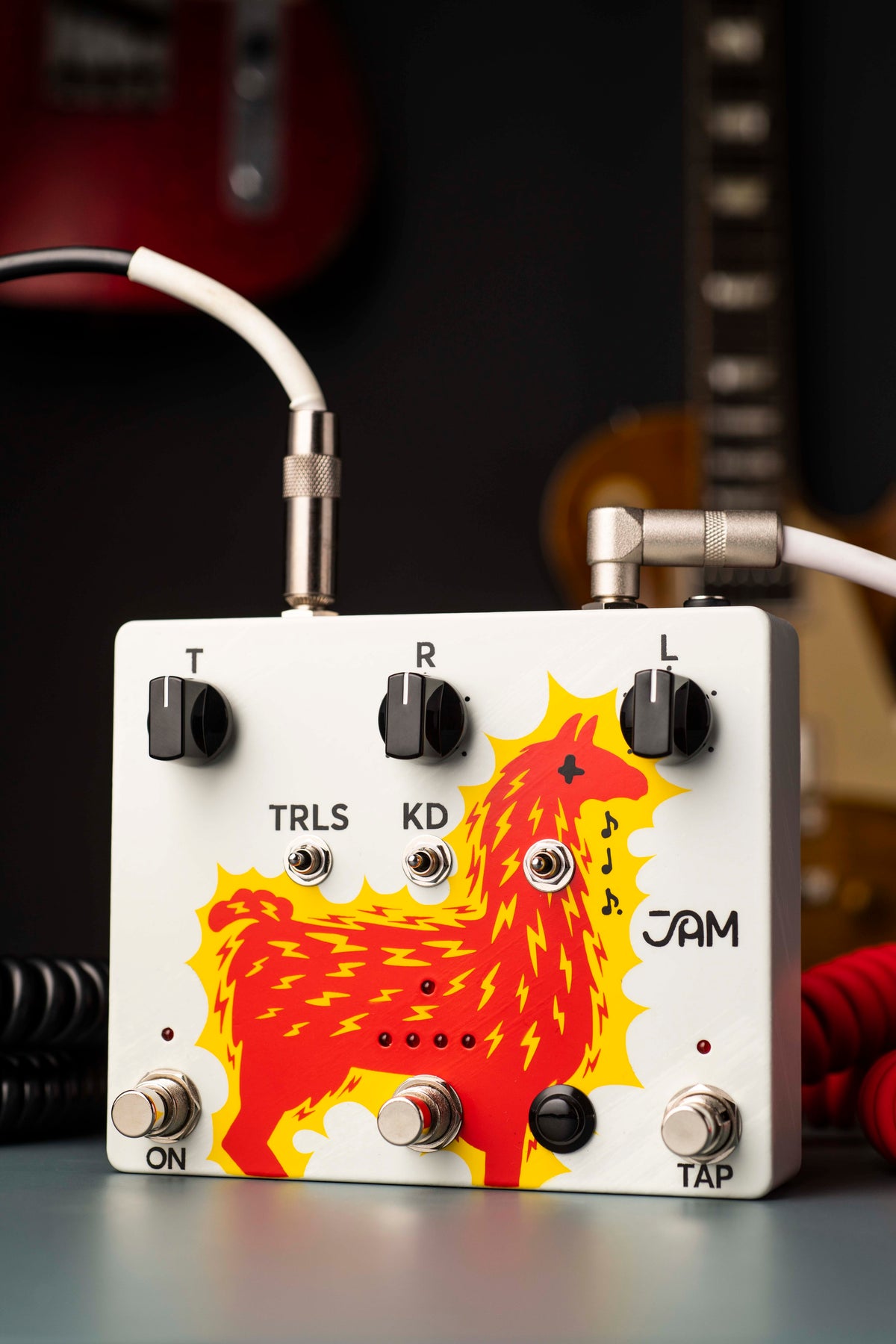 JAM Pedals Delay Llama XTREME conectado, con una guitarra de fondo