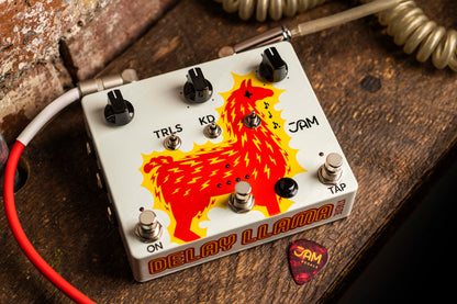 JAM Pedals Delay Llama XTREME sobre madera con los cables conectados