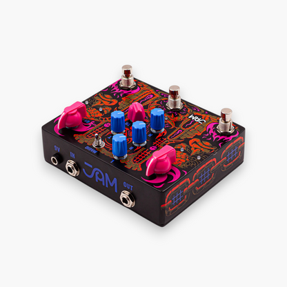 JAM Pedals Tiny Amp Destroyer, vista 3/4 posterior con los jacks de entrada y salida