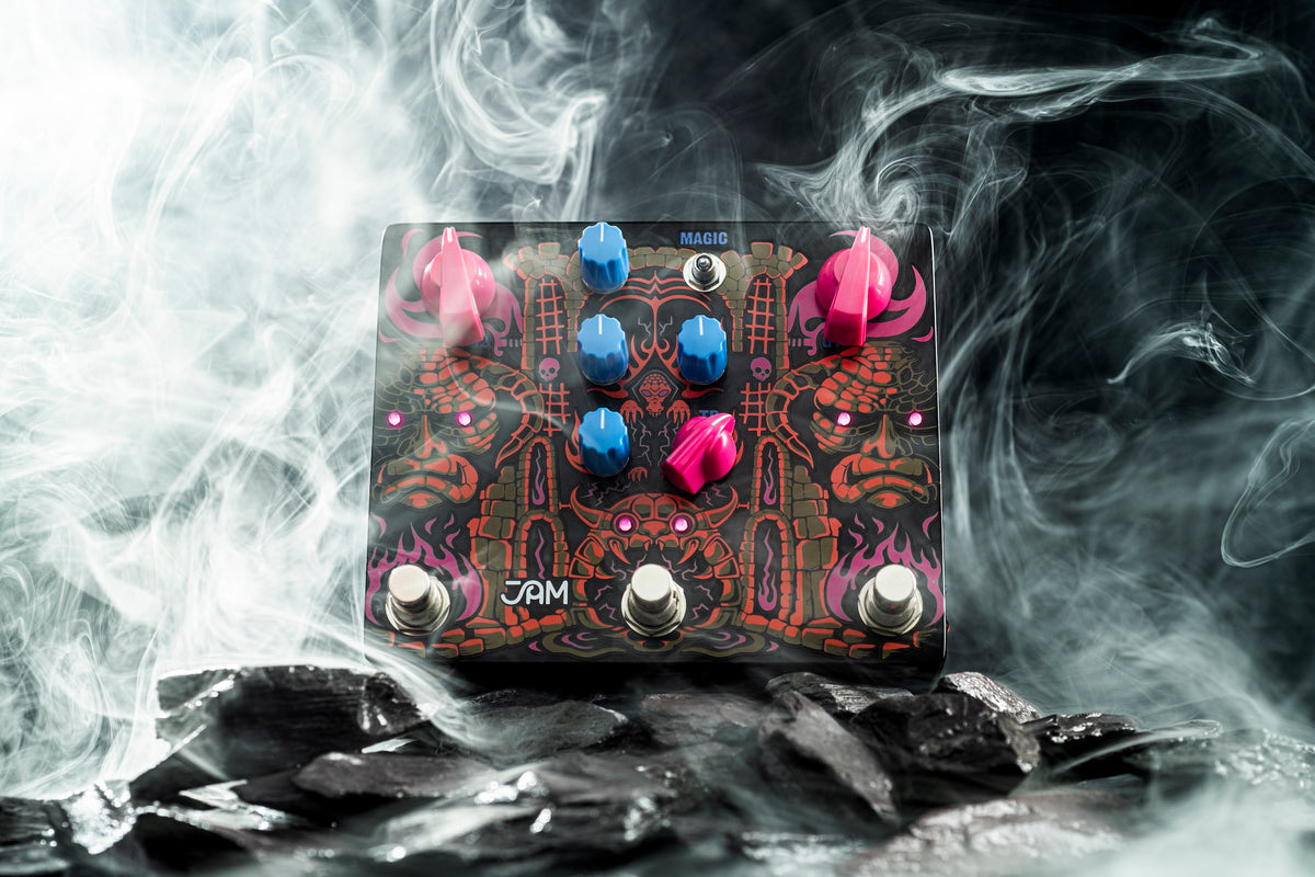 JAM Pedals Tiny Amp Destroyer sobre piedras oscuras entre humo blanco