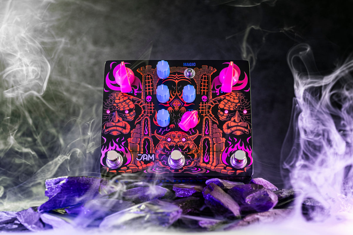 JAM Pedals Tiny Amp Destroyer sobre piedras entre humo con luz púrpura
