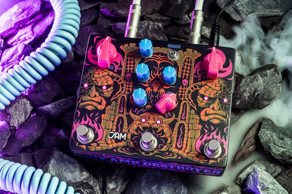 JAM Pedals Tiny Amp Destroyer conectado con cable en espiral sobre piedras