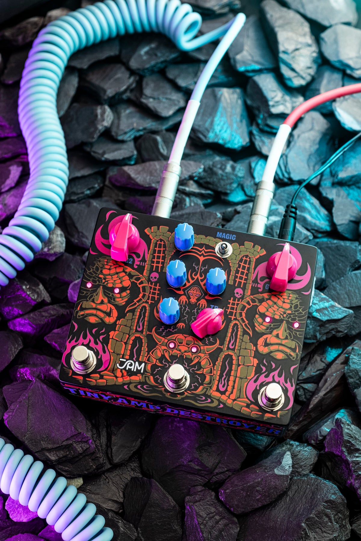 JAM Pedals Tiny Amp Destroyer conectado con cable en espiral, vista vertical