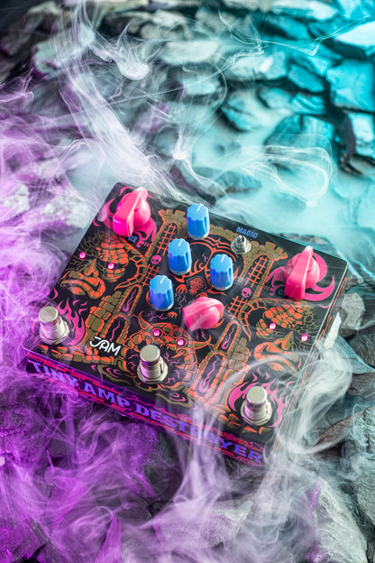 JAM Pedals Tiny Amp Destroyer entre humo con luz púrpura y cian