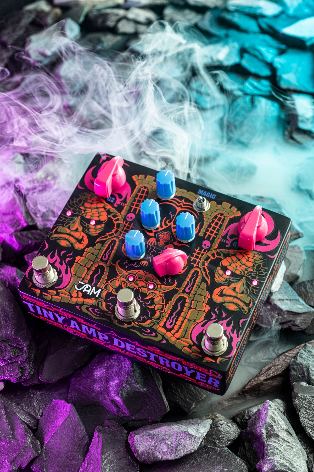 JAM Pedals Tiny Amp Destroyer entre humo, con el nombre del pedal en el costado