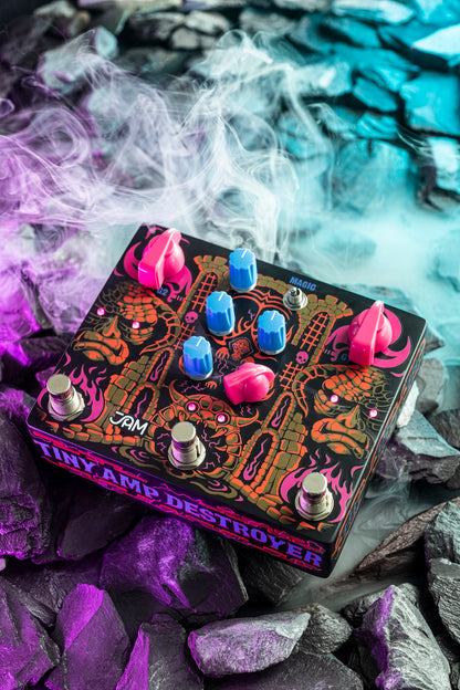 JAM Pedals Tiny Amp Destroyer entre humo, con el nombre del pedal en el costado