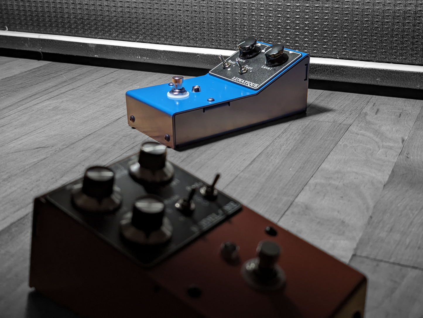 Fish Circuits Lunatique gated fuzz en primer plano junto a Model One overdrive, vista lifestyle de estudio