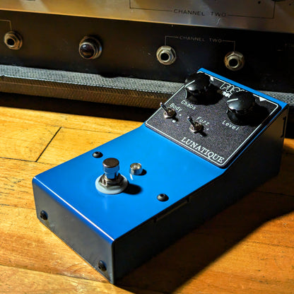 Fish Circuits Lunatique gated fuzz junto a un amplificador vintage, vista lifestyle