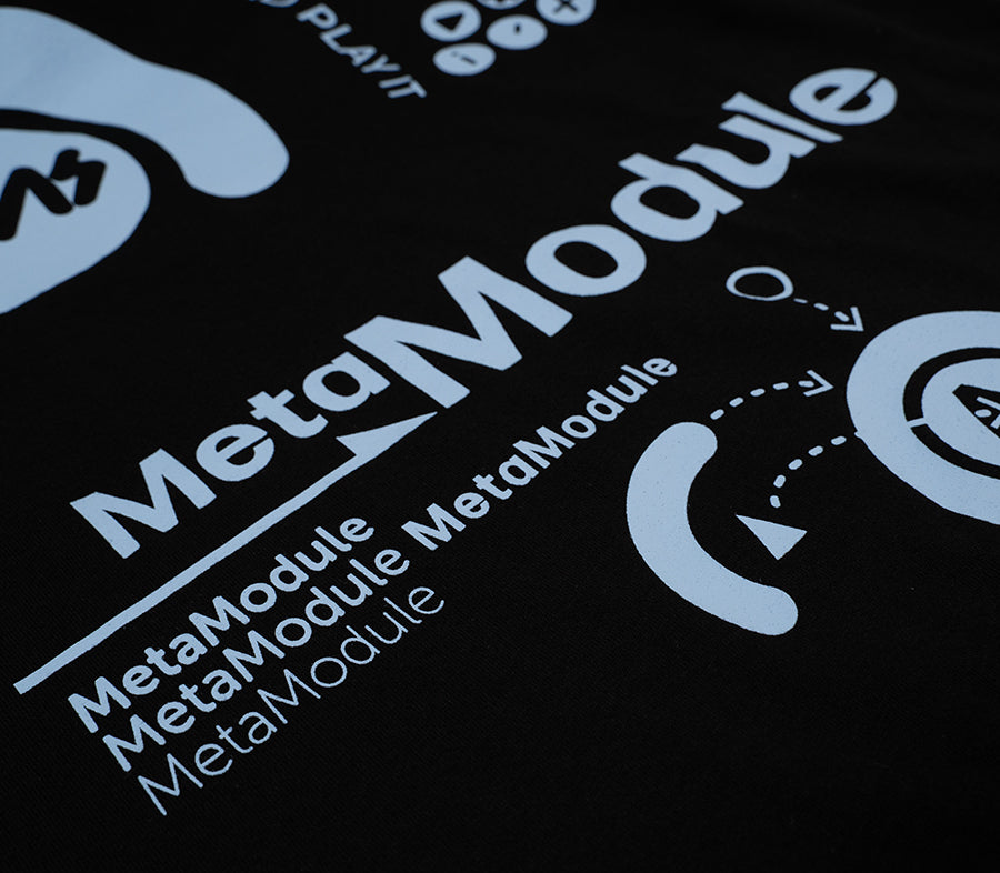 Detalle del estampado celeste MetaModule sobre tela negra de la polera 4ms