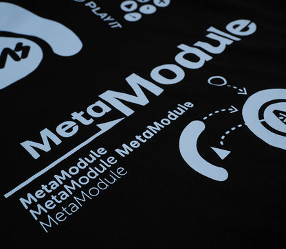 Detalle del estampado celeste MetaModule sobre tela negra de la polera 4ms