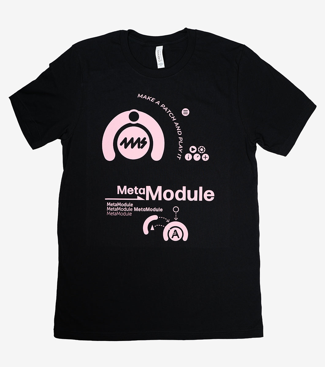 Polera negra 4ms MetaModule con el diseño estampado en rosado y el lema Make a patch and play it, sobre fondo claro
