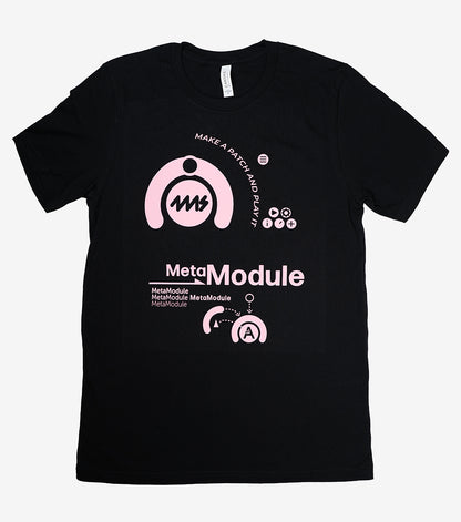 Polera negra 4ms MetaModule con el diseño estampado en rosado y el lema Make a patch and play it, sobre fondo claro