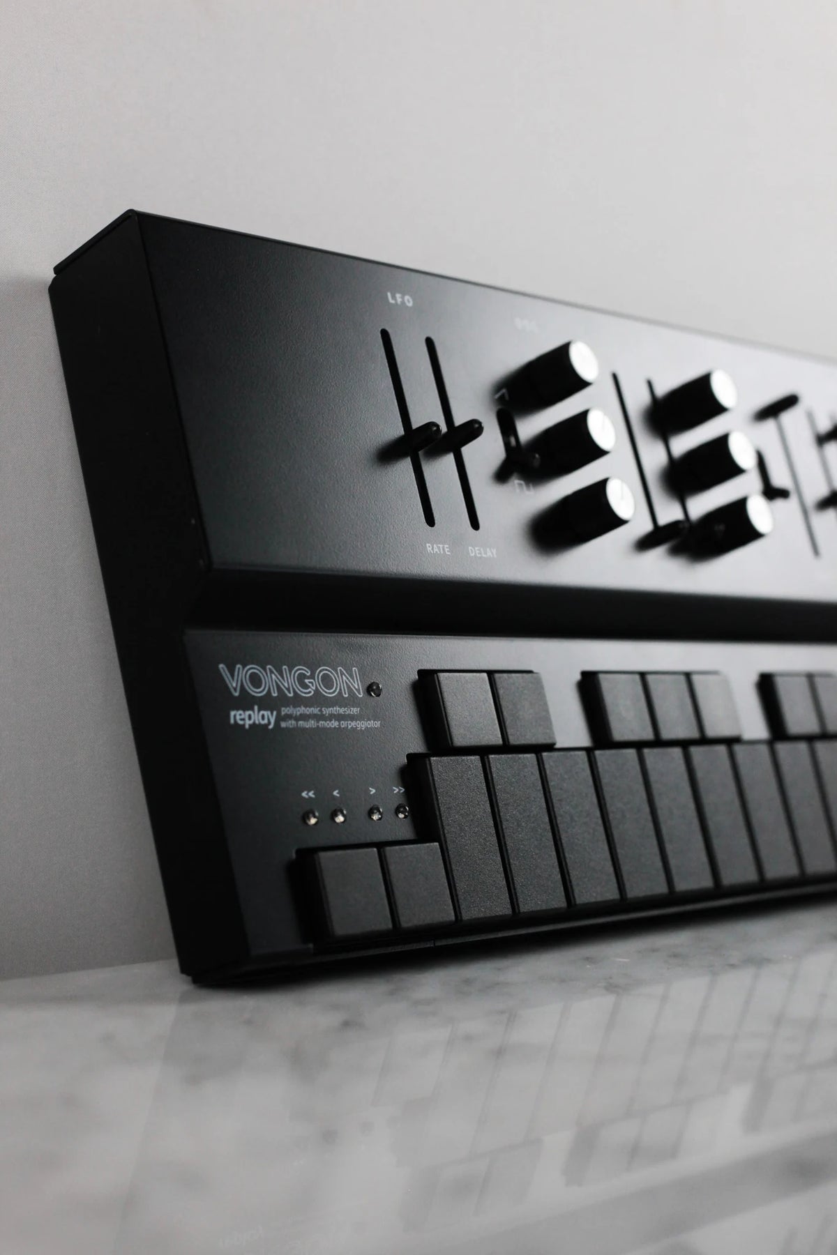 Vongon Replay negro de perfil, teclado de dos octavas y media