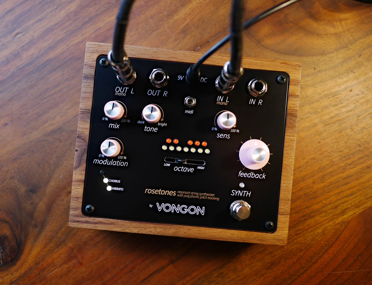 Vongon Rosetones conectado sobre una mesa de madera