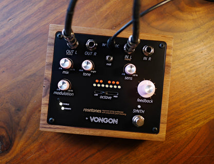 Vongon Rosetones conectado sobre una mesa de madera