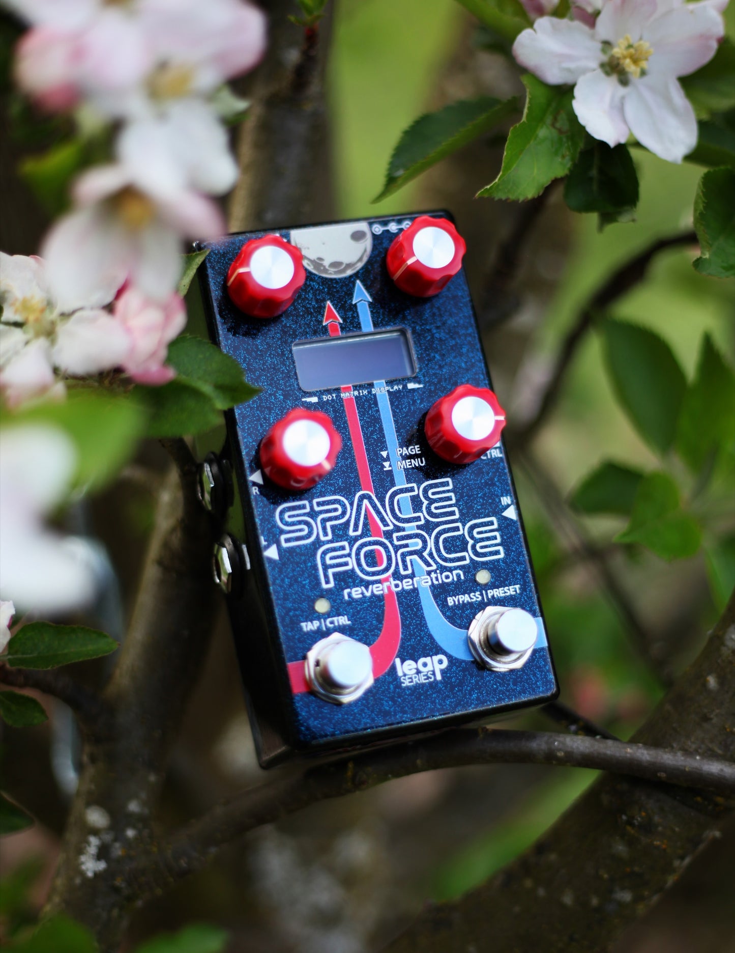 Alexander Pedals Space Force detalle de pantalla OLED