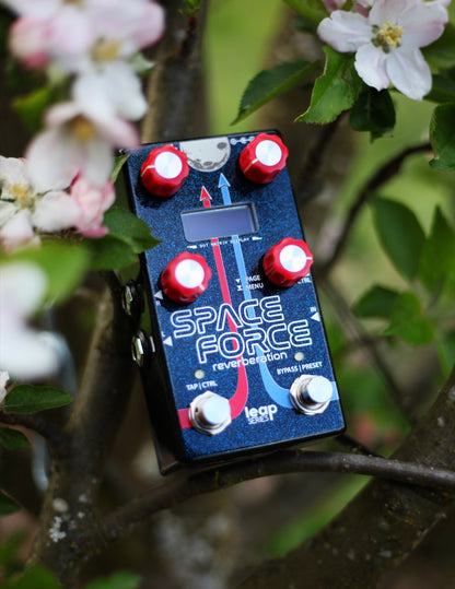 Alexander Pedals Space Force detalle de pantalla OLED