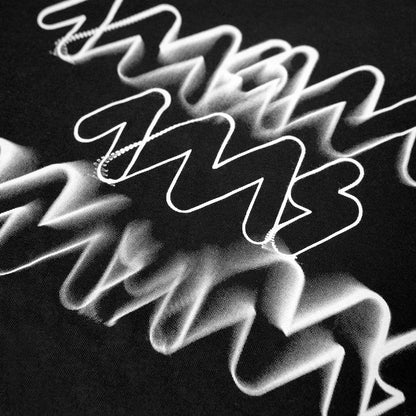 Detalle del estampado Vector: logo de 4ms con efecto oscilográfico en blanco sobre tela negra