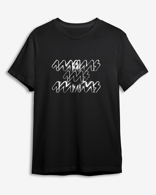 Polera negra 4ms Vector con el logo de 4ms repetido tres veces hacia abajo en blanco sobre el pecho, sobre fondo claro