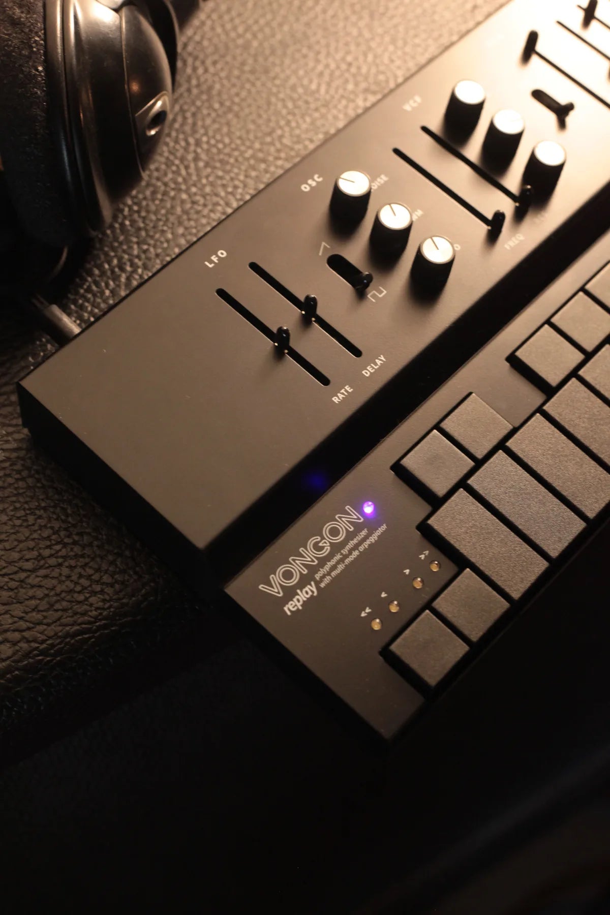 VONGON Replay negro junto a audífonos de estudio