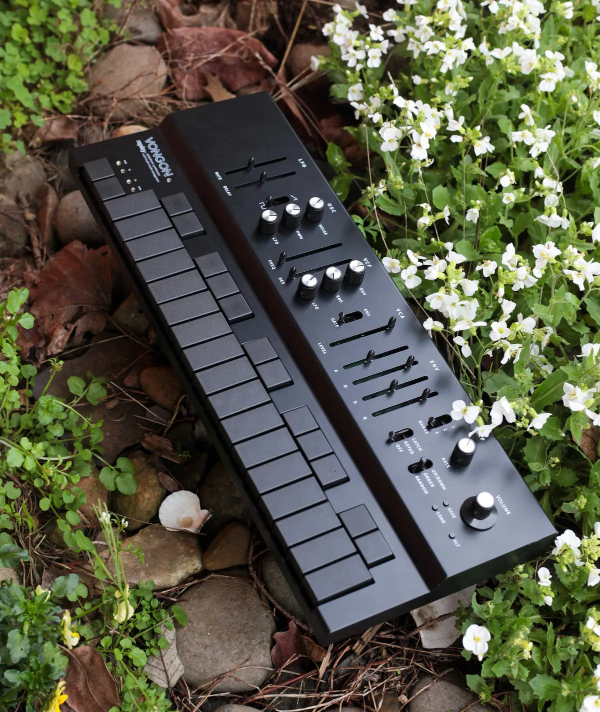 VONGON Replay negro al aire libre entre flores