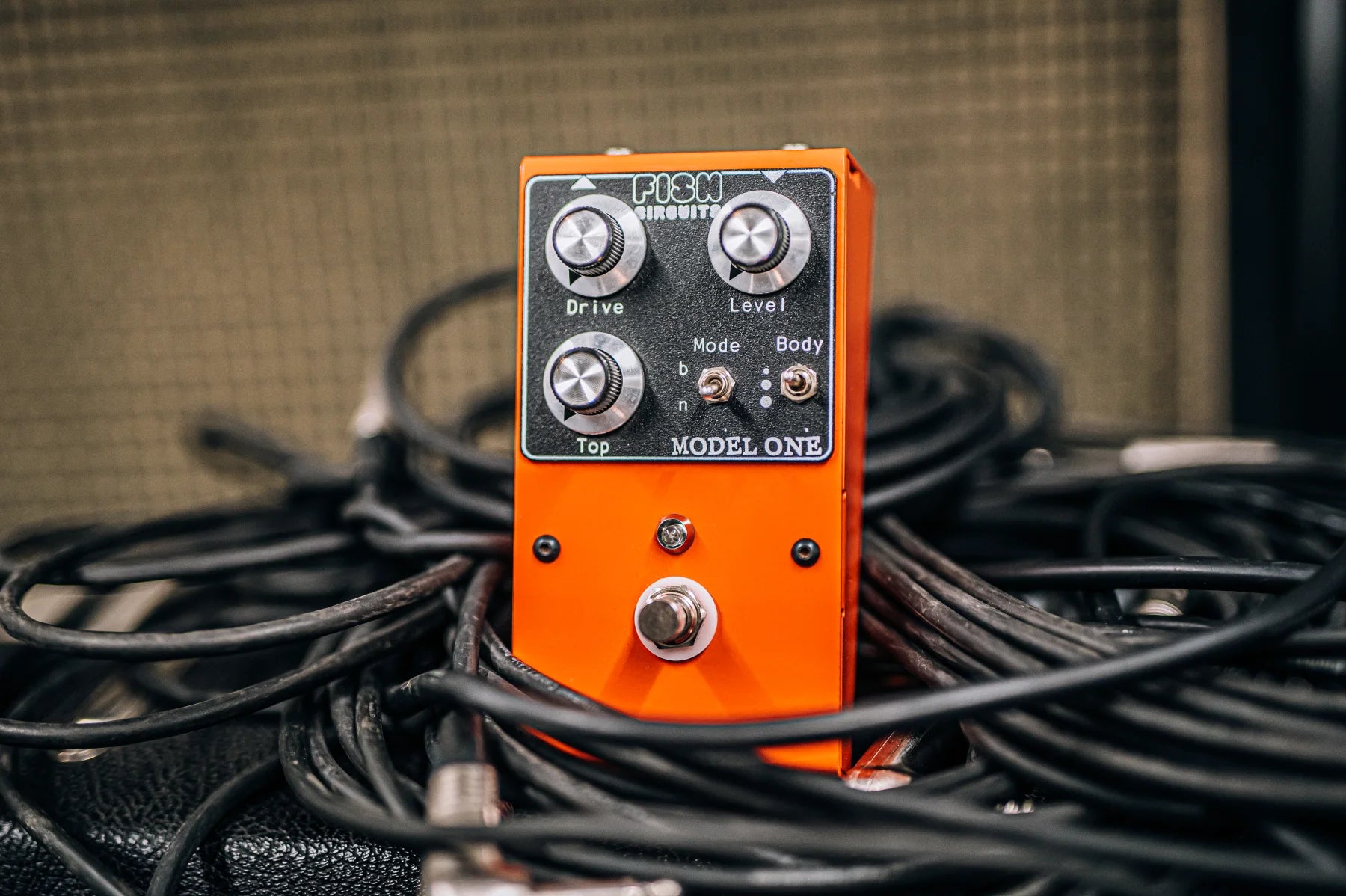 Pedal Model One de Fish Circuits entre cables de instrumento