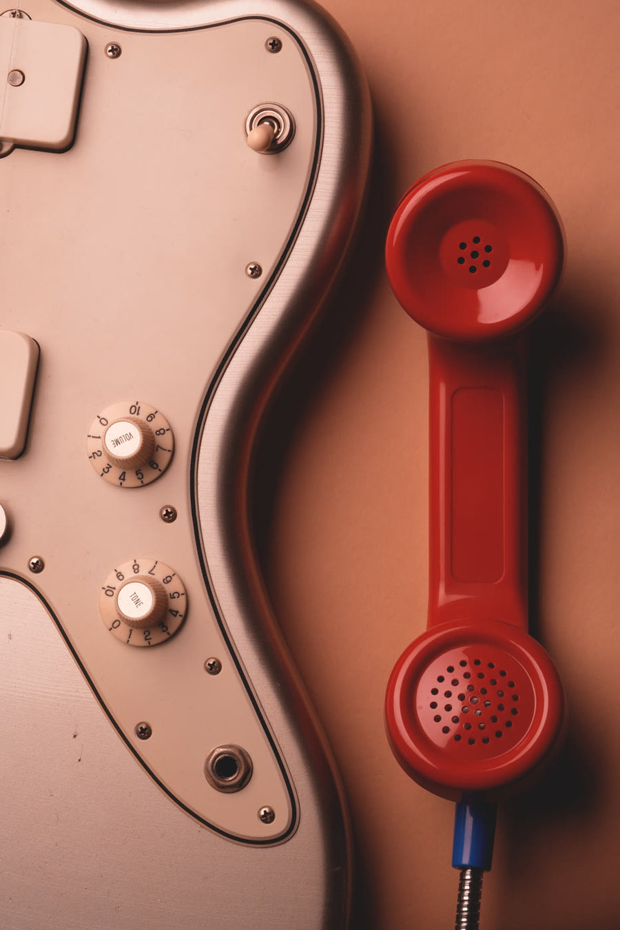 El mismo encuadre en rojo. Cambia la carcasa; el circuito y la respuesta son idénticos.