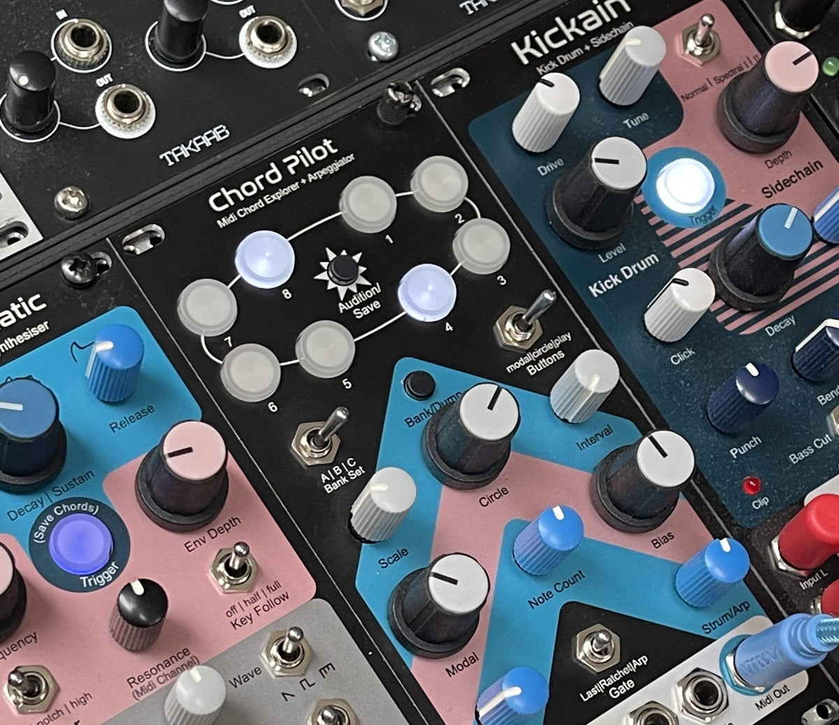 Módulos Knobula Chord Pilot y Kickain montados en un rack Eurorack, con cables azules y rosados.